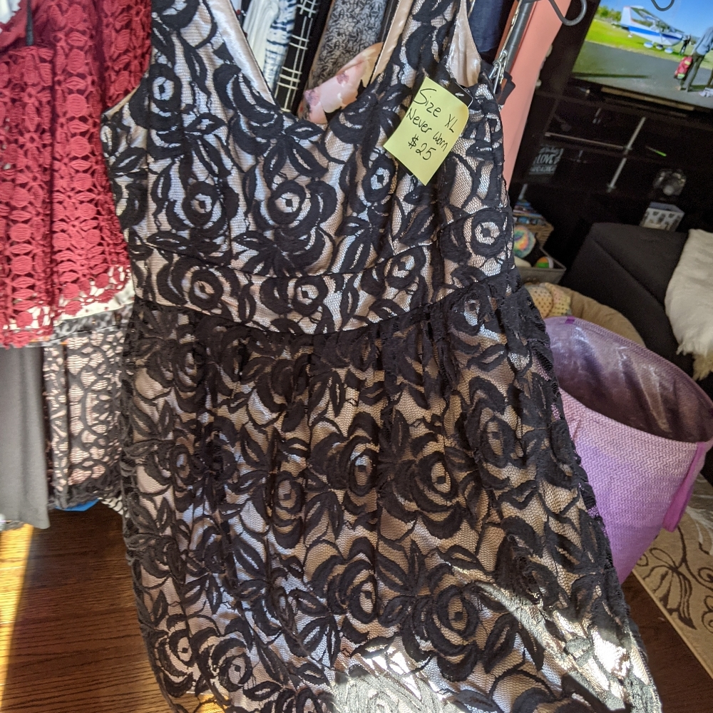 Dress - Picture 4 of 4